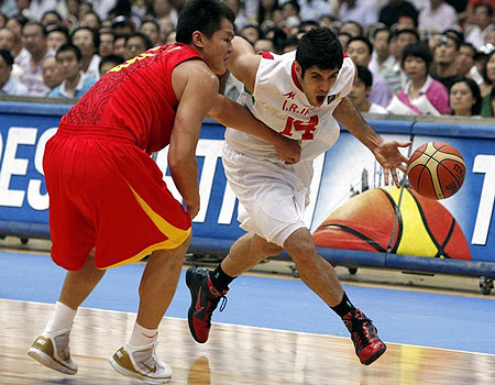 China's Zhu Fangyu (L) tries to stop Mohammad Samad Bahrami of Iran during the final of the Asian Basketball Championships in Tianjin August 16, 2009